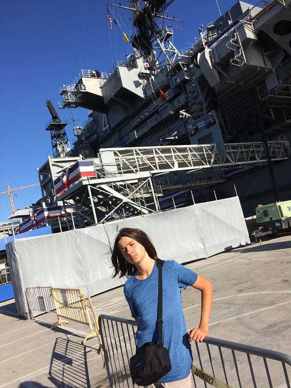 Noah vor der USS Midway
