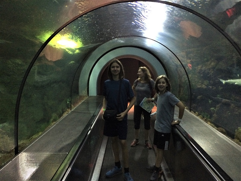 Familie im Tunnel