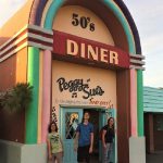 Vor dem Peggy Sue's 50's Diner